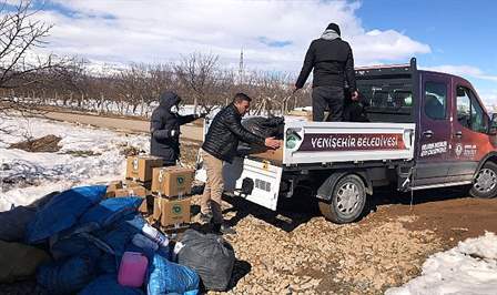 Mersin’e gelen binlerce depremzedeye temel ihtiyaç malzemesi ulaştıran ve yüzlerce