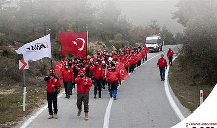 AKUT, ülke çapındaki ekiplerinden 500’den fazla gönüllüsüyle, “Çanakkale Deniz Zaferi”nin
