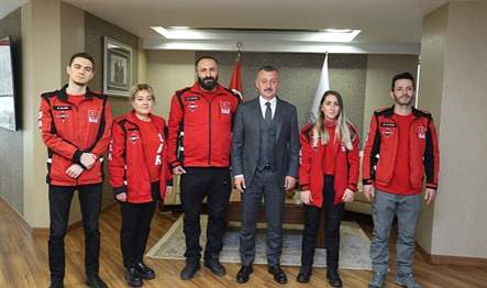 Başkan Büyükakın, “Enkazdan çıkmış, acı bir hikayesi olan çocuğun başını
