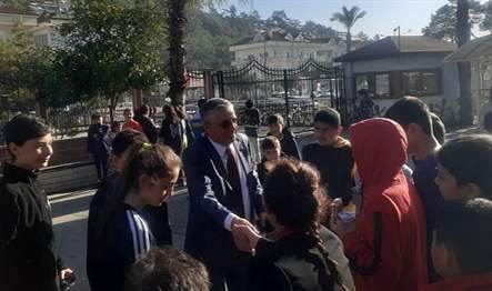 Kemer Belediye Başkanı Necati Topaloğlu, Arslanbucak Ortaokulu’nda öğrenci ve öğretmenleri