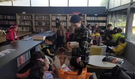 Öğrencilerini kitap okumaya ve öğrenmeye teşvik etmek için çalışmalar yapan