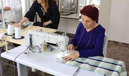 Bayraklı Belediyesi, dikiş-nakış kursiyerleri aracılığıyla depremzedelere desteklerini sürdürüyor.