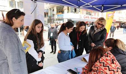 Eğitim alanındaki yatırımları ve başarılarıyla fark yaratan Bayraklı Belediyesi, lise