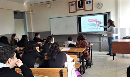 Bergama’da tarihi değerler ve kültürel miras okul okul gezilerek anlatılıyor.