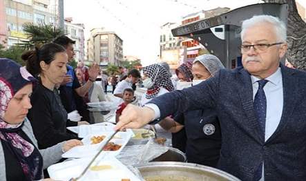 Burhaniye Belediyesi Ramazan ayı boyunca Ahmet Akın Kültür Merkezi’nde iftar