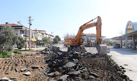 Burhaniye Belediyesi Fen İşleri Müdürlüğü Ekiplerince program dahilinde yol yapım