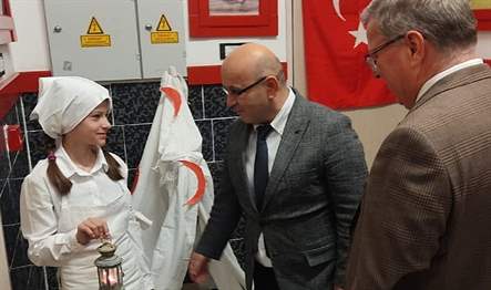 İzmir’in Foça ilçesinde Gerenköy Ortaokulu öğretmen ve öğrencileri 18 Mart