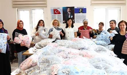 Çankaya Belediyesine bağlı Çankaya Evlerinin eğitici ve kursiyerleri, depremzede çocuklar