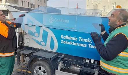 Çankaya Belediyesinin temizlik işçileri, günlük temizlik ve çöp toplama çalışmalarının