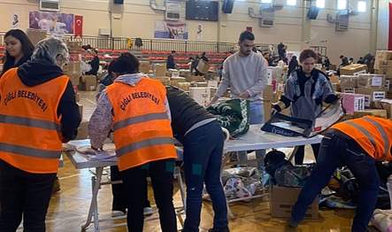Çiğli Belediyesi ekipleri, deprem bölgesinden ilçeye gelen yurttaşların ihtiyaçlarını karşılamak