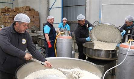 Büyükşehir iştiraklerinden Antikapı A.Ş. Hatay Defne’de kurduğu gönül sofrasında yüzlerce