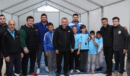Büyükşehir’in Defne’deki çadır kentinde depremzede çocuklarla mindere çıkarak güreş tutan