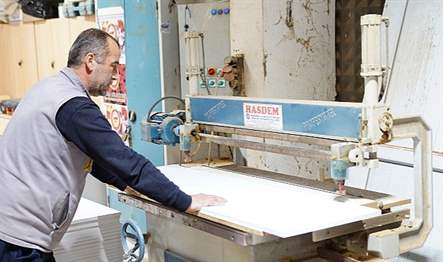 Çorlu Belediyesi Park ve Bahçeler Müdürlüğü ekipleri, yaşanan depremlerden etkilenen