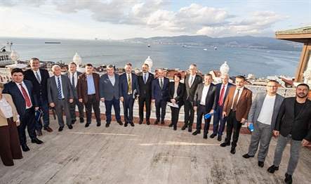 İzmir Büyükşehir Belediye Başkanı Tunç Soyer ilçe belediye başkanlarıyla “Afete