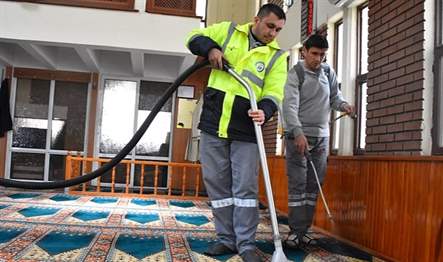 Edremit Belediyesi ilçe genelindeki ibadethanelerde Ramazan ayının gelmesiyle birlikte temizlik