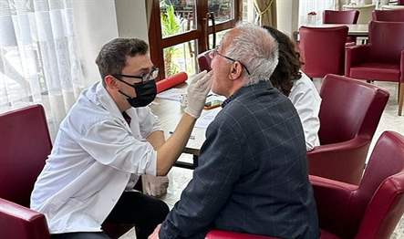 Ege Üniversitesi Diş Hekimliği Fakültesinde görev yapan sağlık çalışanları, gönüllü