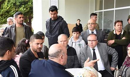 Foça protokol üyeleri, deprem afetinin yaşandığı illerden Foça’ya gelen depremzede