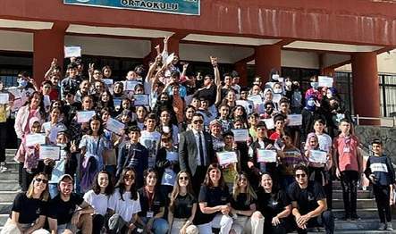 Ortaokul çocuklarını akranlarıyla eşit fırsatlara sahip olmaları için destekleyen Geleceğe