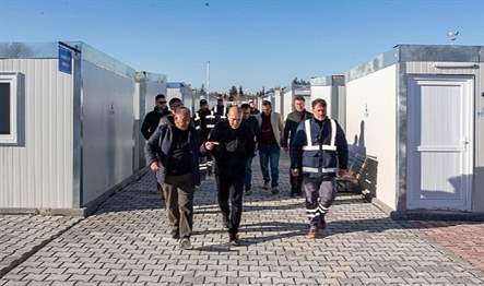Deprem bölgesinde ziyaretlerini sürdüren ve sorunları yerinde dinleyen İzmir Büyükşehir
