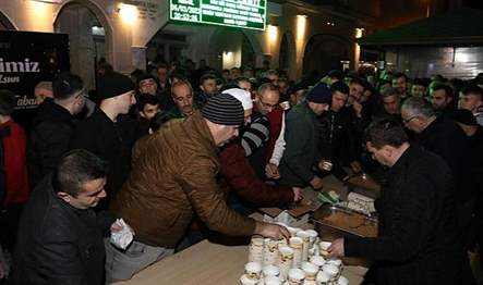 İnegöl Belediyesi, kandil gecelerinin vazgeçilmez geleneği haline gelen helva ikramlarını
