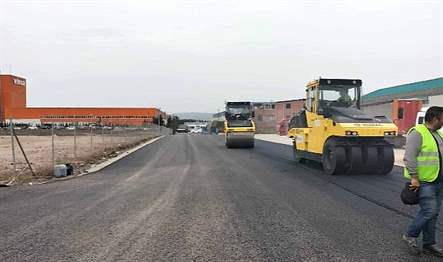 Kartepe Fener-Akkışla Sokakta asfaltlama tamamlanırken kaldırım imalatları ve araç parklanmalarının