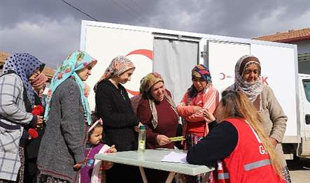 Kızılay, afetin hemen ardından kan temini ile başlattığı sağlık desteğini