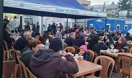 Konak Belediyesi, Kahramanmaraş'taki çadır kentinde ramazanın ilk sahur ve iftar