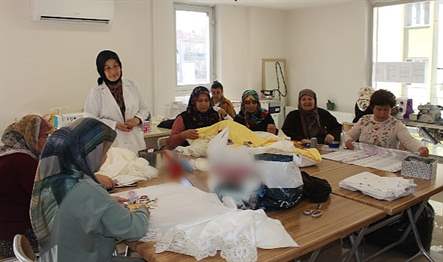 Dikiş nakış kursunda çeyizlik takımlar hazırlanıyor