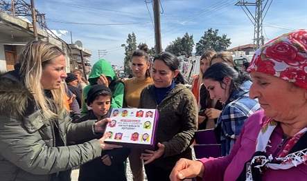 Küçükçekmece Belediyesi Hünerli Eller Çarşısı’ndaki kadınların, Hatay’da depremden etkilenen kadınlar