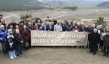 Dünya Su Günü’nde, kuruyan Nilüfer Barajı’nda yapılan basın açıklamasında, sağlıklı