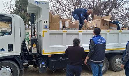 Muğla Büyükşehir Belediyesi, deprem bölgelerinde çalışmalarını sürdürürken gıda kolisi ve