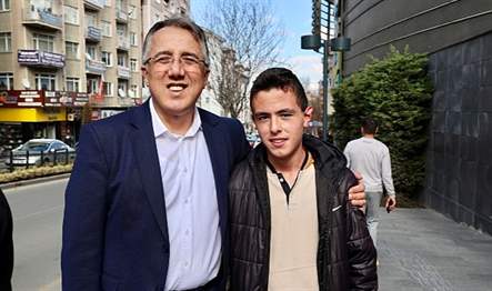 Milli İrade Caddesi üzerinde ziyaret ettiği esnaflarla sohbet eden ve