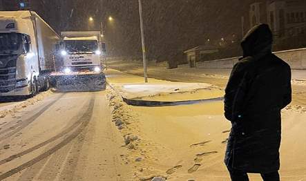 Nevşehir Belediyesi yoğun kar yağışı ile birlikte karla mücadele çalışmalarını