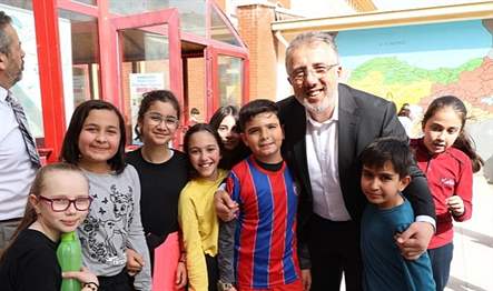 Nevşehir Belediyesi, öğrencilere kitap okuma alışkanlığı kazandırmak ve okul kütüphaneleri