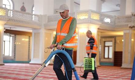 Nilüfer Belediyesi Ramazan ayı öncesinde camilerde temizlik başlattı. İlçedeki 130