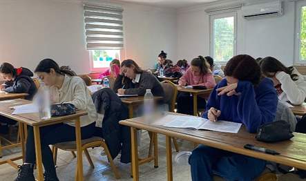 Kemer Belediyesi Ahmet Erkal Destek Eğitim Kursu’nda eğitim gören öğrenciler,