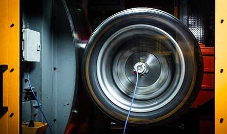 KURULAN YENİ BİR MAKİNEYLE YARIŞ OTOMOBİLLERİ VE ELEKTRİKLİ HİPER OTOMOBİLLER