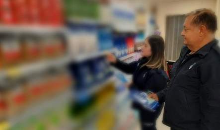 Kemer Belediyesi Zabıta Müdürlüğü ekipleri, ilçe genelindeki marketlerde fiyat etiketlerini
