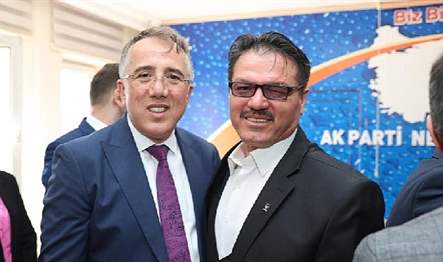 Burada partililerle bayramlaşan Belediye Başkanı Dr. Mehmet Savran, tüm partililere