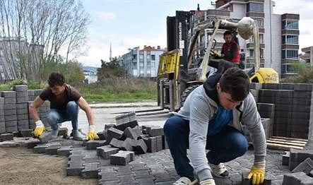 Edremit Belediyesi tarafından ilçe genelindeki yollarda çalışmalar devam ediyor. Yoğun