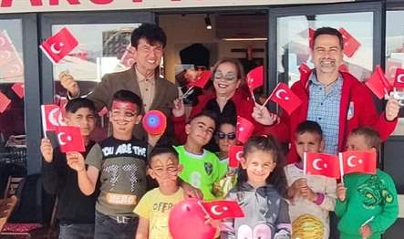 Hatay Antakya’da bayramın birinci günü kuaför/berber açan AKUT Vakfı, 23