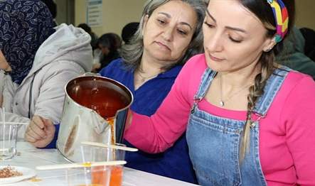 Büyükşehir’in Anne Şehir katılımcısı bayanlar çeşitli becerilerinin yanına kokulu mum
