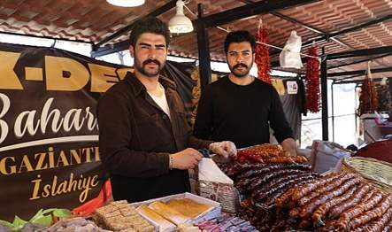 Antalya Büyükşehir Belediyesi, depremden zarar gören Gaziantepli esnafa destek oluyor.