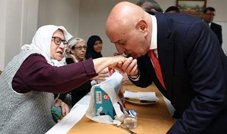 Keçiören Belediye Başkanı Turgut Altınok, belediye bünyesinde hizmet veren Gönül