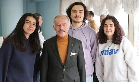 Bayrampaşa Belediye Başkanı Atila Aydıner, kurumda görevli stajyer öğrencilere tatlı