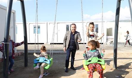 Antalya Büyükşehir Belediye Başkanı Muhittin Böcek, Ramazan Bayramı’nda depremzede vatandaşları