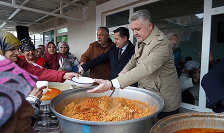Lüleburgaz’ın Kuştepe bölgesindeki Roman vatandaşlara yemek dağıtan Başkan Gerenli, “Kentimizin