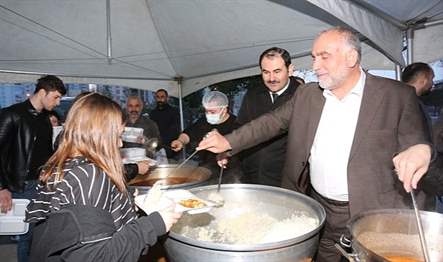 Canik Belediye Başkanı İbrahim Sandıkçı, öğrencilerle birlikte iftarda buluştu. Öğrencilerin