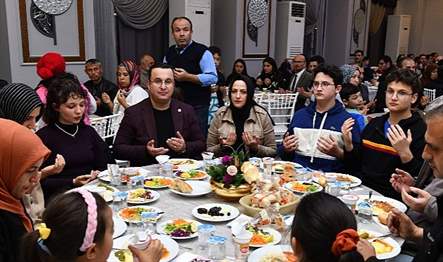 On bir ayın sultanı Ramazan ayının bereketini hemşehrileriyle paylaşan Mustafakemalpaşa
