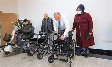 Canik Belediye Başkanı İbrahim Sandıkçı, ilçedeki engelli vatandaşlara tekerlekli sandalye